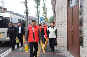 汽车站街道慰问组走访了双清区福利院双清区光荣医院和8户五保老人家庭